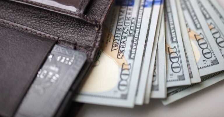 El dólar arrancó julio en fuerte alza y alcanzó su valor más alto desde la salida del cepo cambiario El dólar arrancó julio en fuerte alza y alcanzó su valor más alto desde la salida del cepo cambiario